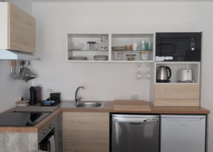 Spring, Summer & Fall Apartman *